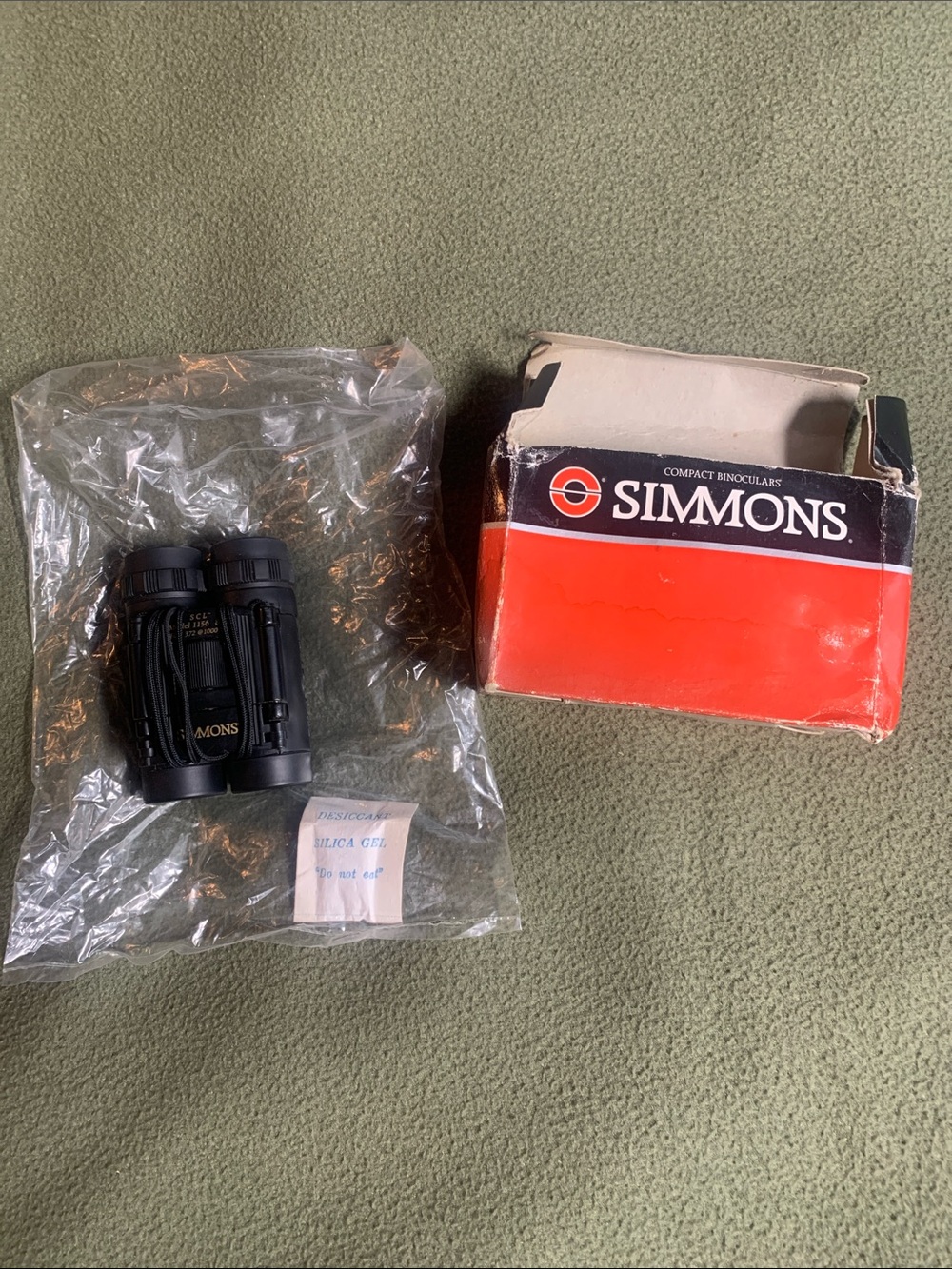 GUC Simmons SCL Model 1156 8 x 21 FOV 372 @ 1000 yds Compact Binoculars with box